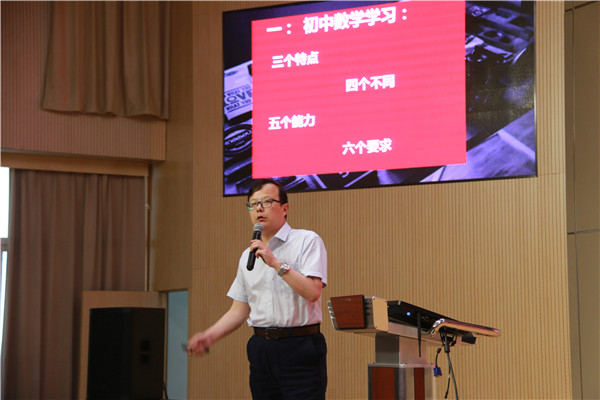 4数学老师赵玉龙交流.JPG