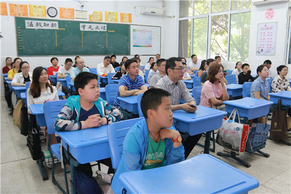 6家长和孩子在教室内观看讲座直播视频1.JPG