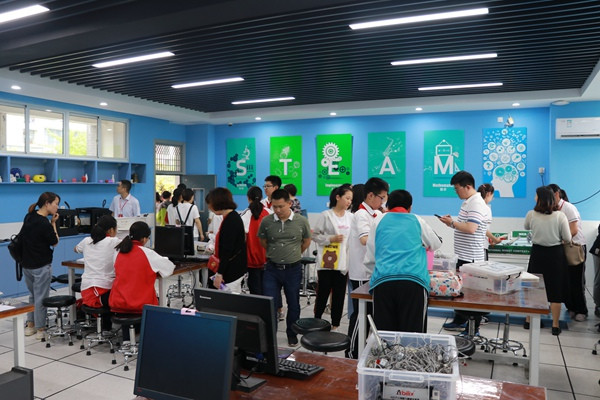 7家长和学生感受创客空间魅力1.jpg