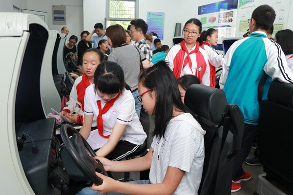 7家长和学生感受创客空间魅力2.jpg