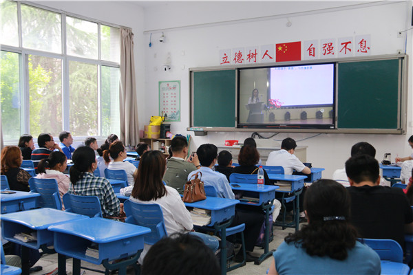 6家长和孩子在教室内观看讲座直播视频2.JPG