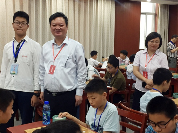 9陆校长视察围棋赛现场.jpg