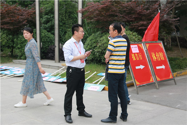 10副校长崔伟接受家长咨询.JPG