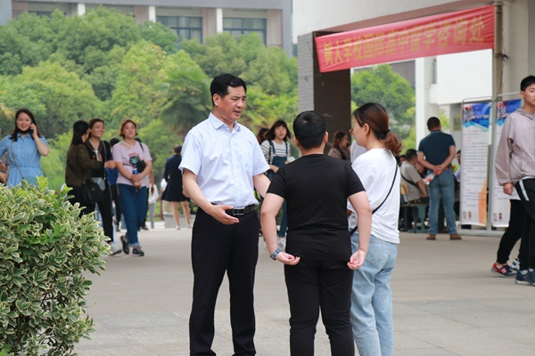 10朱云峰主任接受家长咨询.jpg
