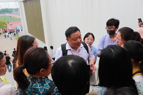 10钟晓鸿主任接受家长咨询.jpg