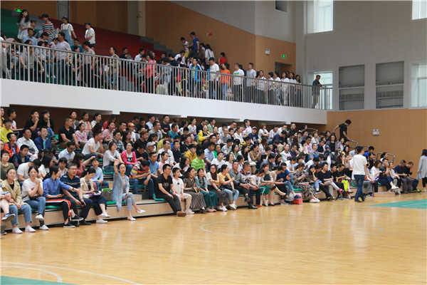 11家长和孩子欣赏才艺演出.JPG