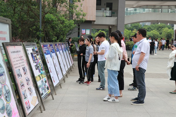 12家长欣赏我校特色活动宣传牌1.jpg