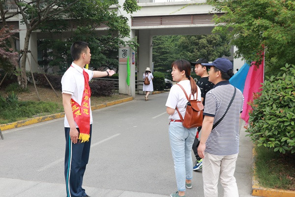 1学生志愿者是一道靓丽的风景线3.jpg