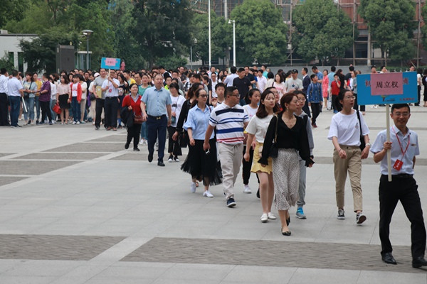 2家长在老师们的带领下有序进入校园3.jpg