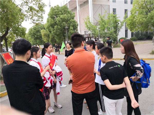 1学生志愿者是一道靓丽的风景线5.jpg