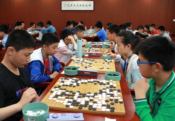 8棋手认真比赛5.JPG