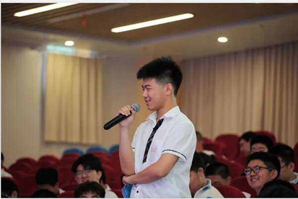 同学们与杨教授热情互动2.jpg