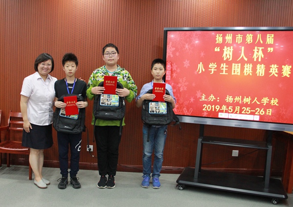 14副校长童敏娟给前三名颁奖.JPG