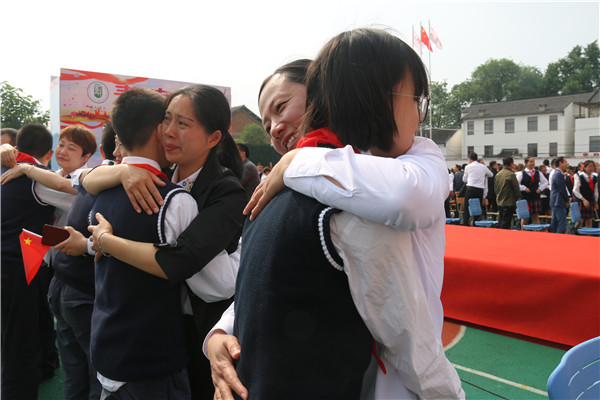 13学生、家长们热情相拥.jpg