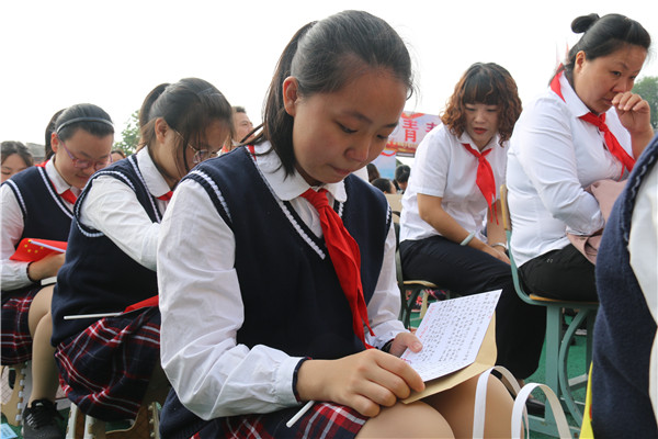 12学生们开启家长们的亲笔信.jpg