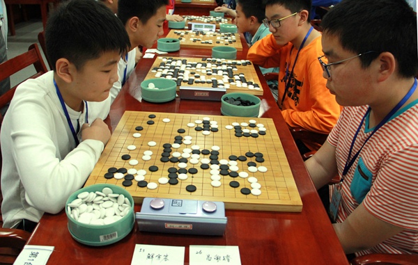 7棋手认真比赛4.JPG