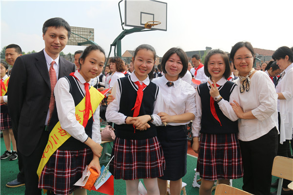 13学生、家长们热情相拥2.jpg