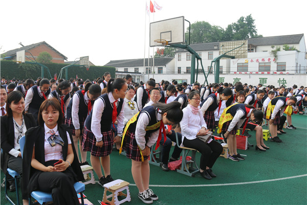 9全体鞠躬向老师们表示感谢.jpg