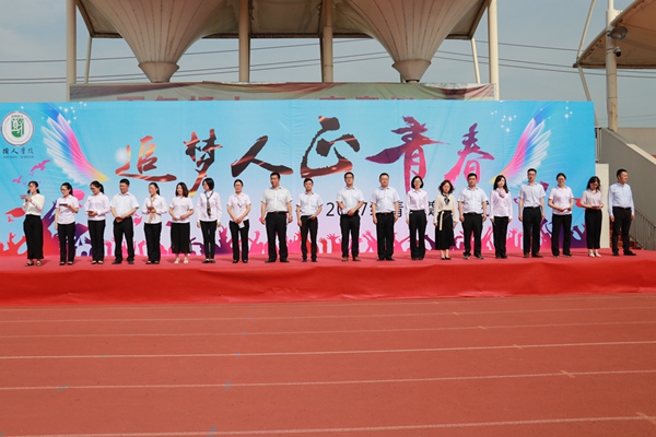 13班主任上台寄语学生.jpg