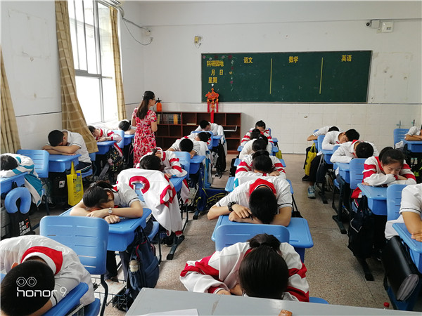 学生在徐军老师的指导下做冥想放松训练2.jpg