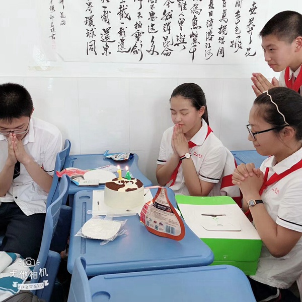 36各班举行生日会.jpg