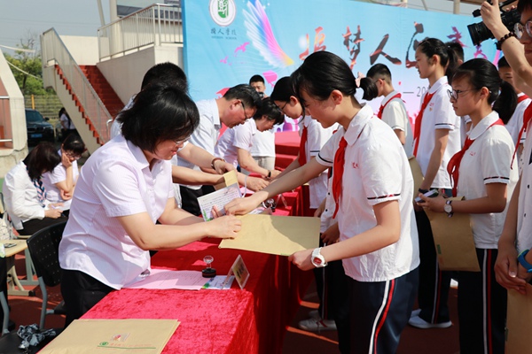 9-3副校长童敏娟为学生封印.jpg