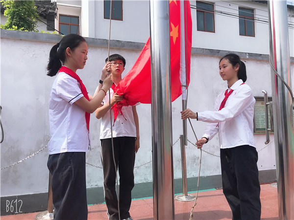 旗手：田子涵，何奕慧，吴莫凡.JPG