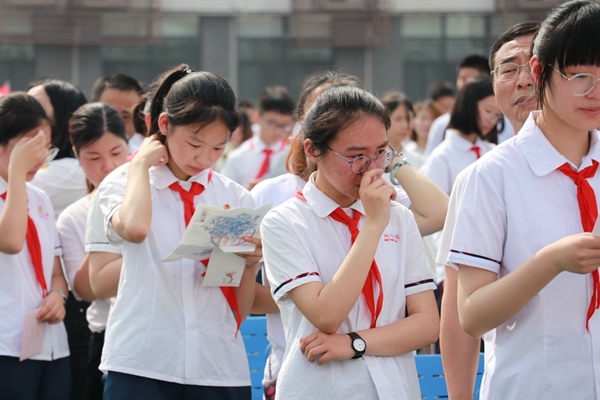18孩子们读着父母写给自己的信.jpg