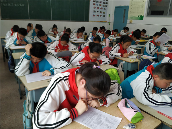 同学们认真答题.jpg