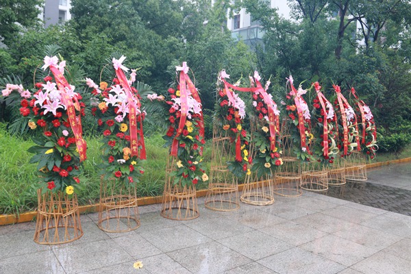整齐的花篮背后是师生、父母辛勤的付出.jpg