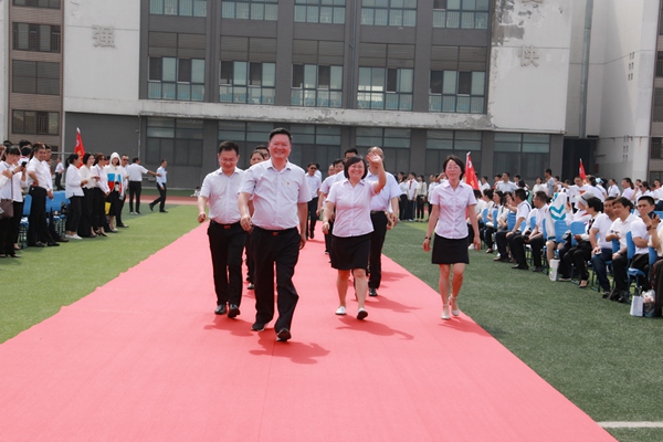 2陆校长率领老师们步入现场.jpg