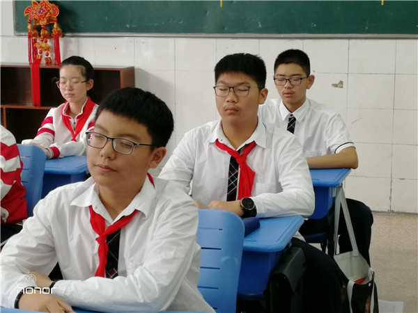 学生在徐军老师的指导下做冥想放松训练1.jpg