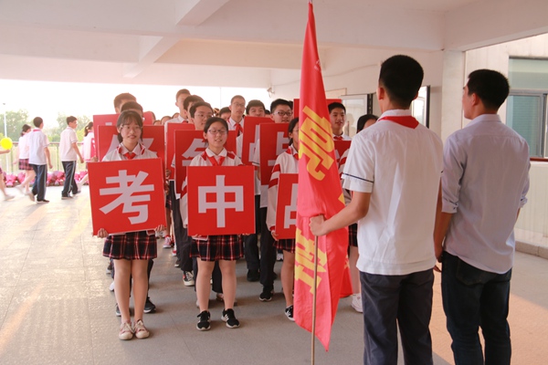4气势磅礴喊口号.jpg