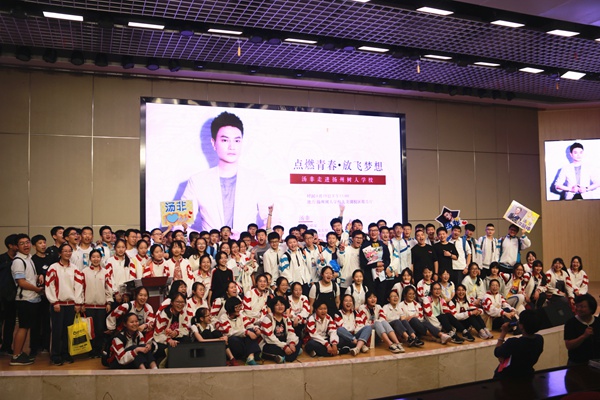 同学们幸福地与汤非老师合影.jpg