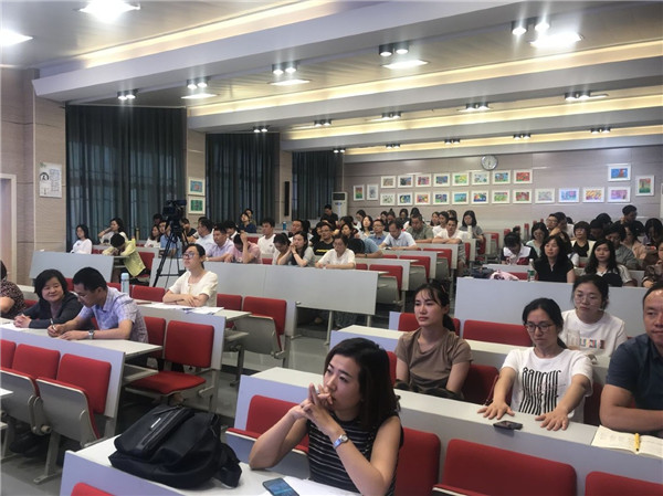 4老师们认真倾听.jpg