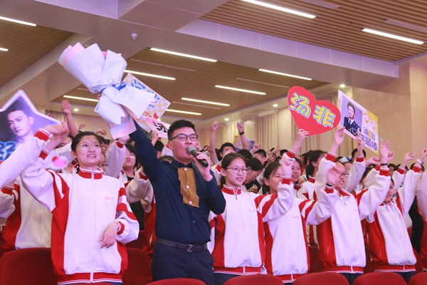 汤非老师把歌声带进同学们身边.jpg