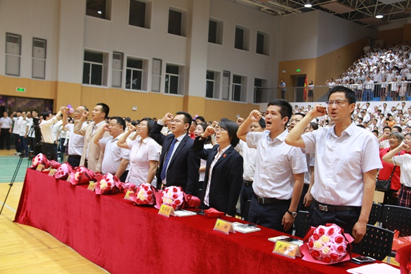 51老师和同学们一同宣誓.jpg