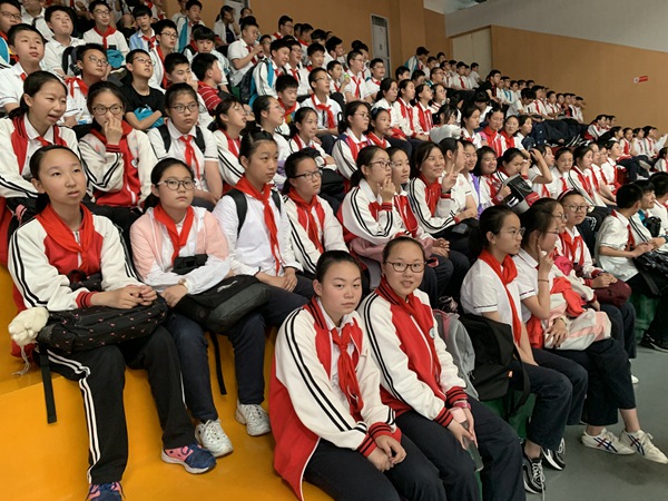 难掩兴奋等待开场的同学们.JPG