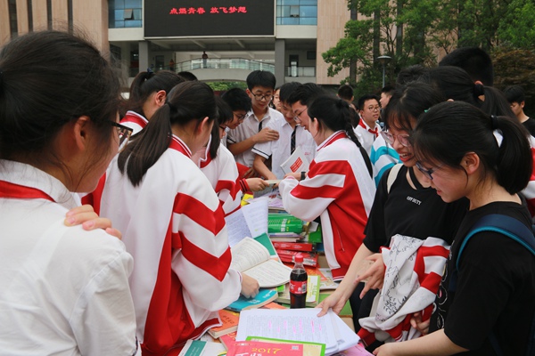 讲义上树人学子拼搏的痕迹.jpg