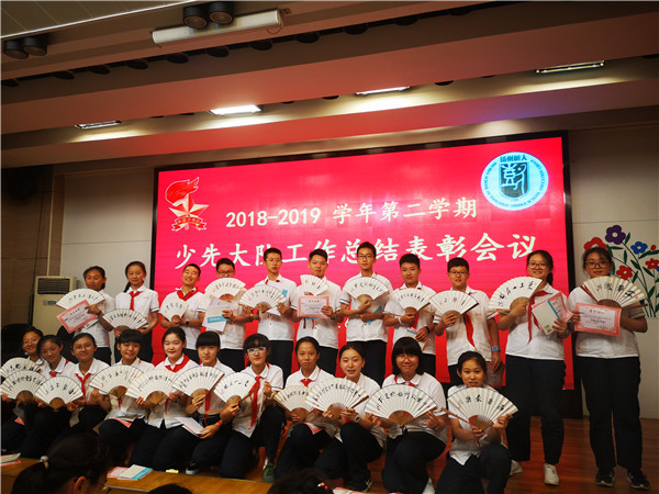 每位队干都收到了精心小礼物.jpg