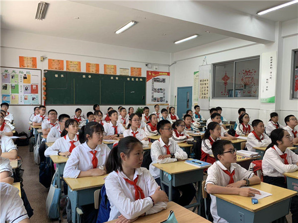 学生认真聆听.JPG