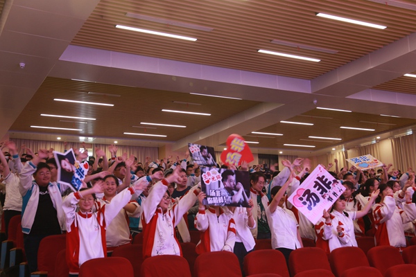 同学们表达对汤非老师的喜爱.jpg