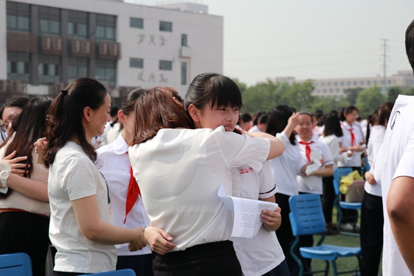 20孩子和家长相拥在一起.jpg