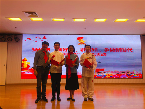 三位同学和吴立宏总辅导员合影.JPG