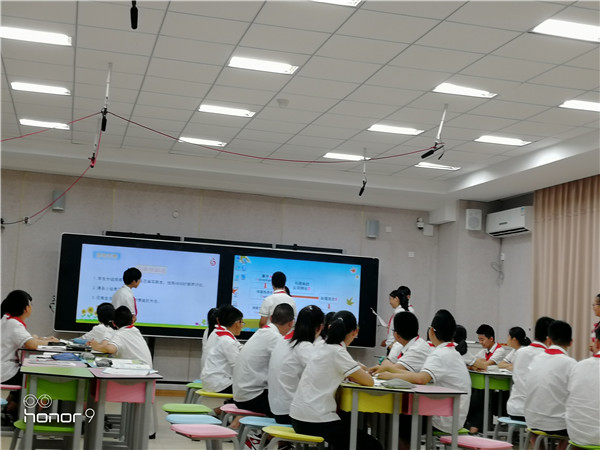 同学们在课堂上表演自编的心理剧.jpg