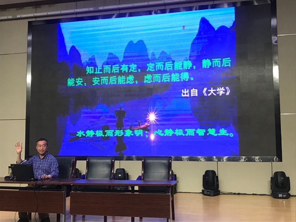 王道荣教授启发同学们.jpg