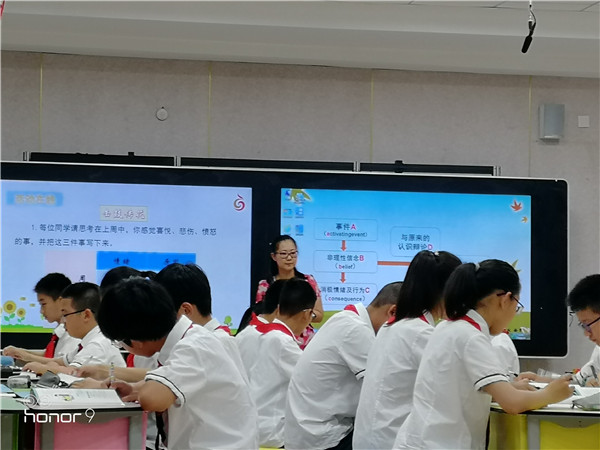 徐军老师在录示范课.jpg