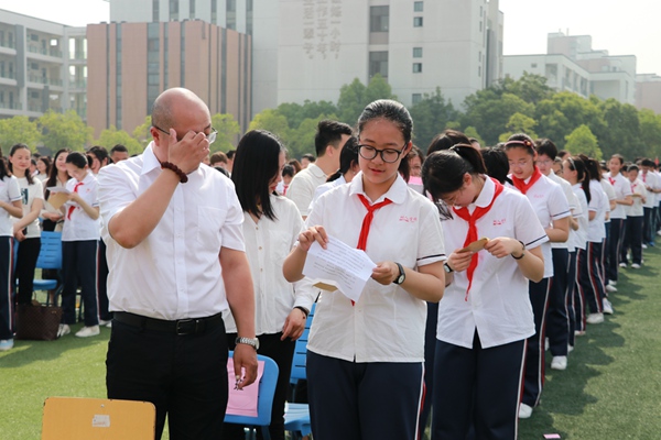 17孩子们读着父母写给自己的信.jpg