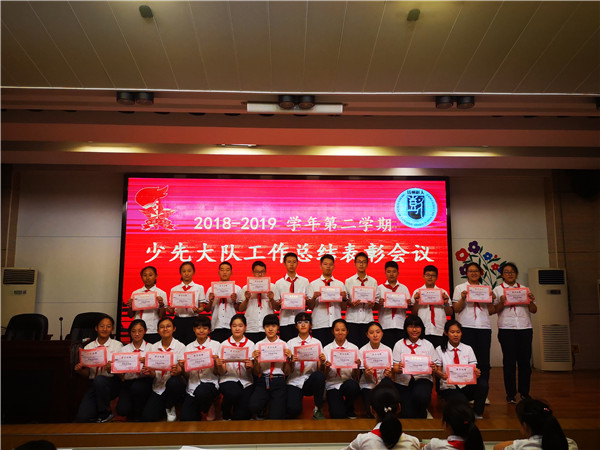 给优秀队干颁发荣誉证书.jpg