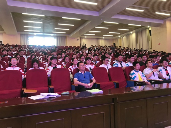 副校长崔伟和同学们一同聆听讲座.jpg